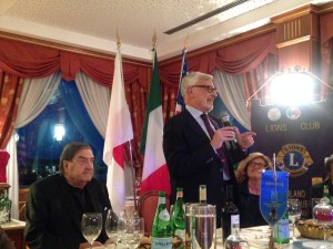 Alberto Arrigoni dei Lions introduce il professor Mario Alberto Arnaboldi.