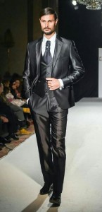 Emanuele Perpetuino sfila in una manifestazione di alta moda.