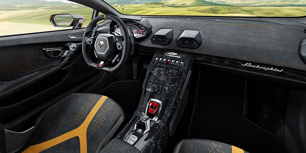 Il racing style lo possiamo notare anche dalla pulizia delle linee e dall'ordine che della plancia.