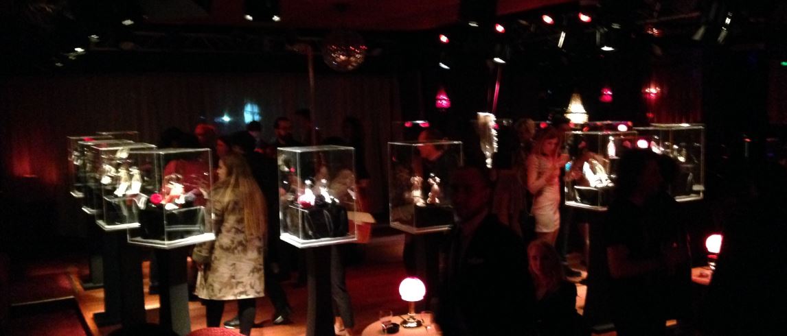 Un momento del party al sexy club di Milano dove Francesca Bellavita ha esposto le scarpe in teche illuminate. Sullo sfondo, lap e pole dance.