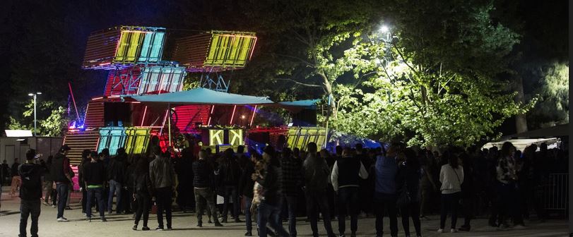 Un momento di aggregazione a Parco Sempione nel Fuorisalone 2016.