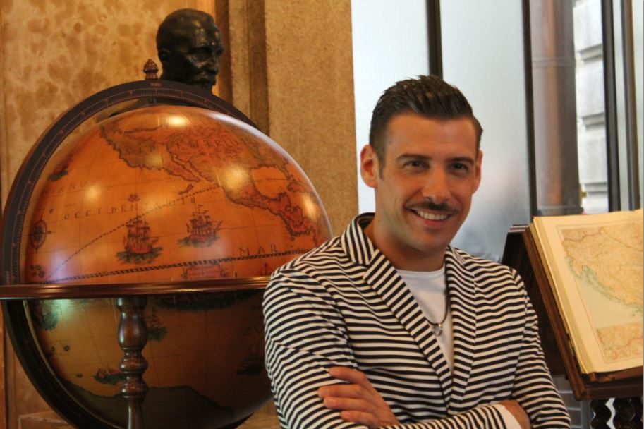 Francesco Gabbani è un divoratore di musica, anche scritta: "Da bambino sognavo di avere uno spartito mio. Così per questo disco usciranno i testi e gli accordi ufficiali"