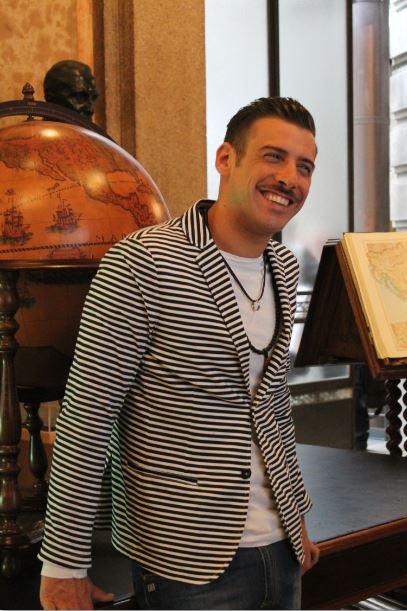 Il disco si conclude col brano Spogliarmi: "Come se fosse la conclusione del viaggio, quando ci si spoglia si è pronti ad avere di nuovo fame di scoperta".