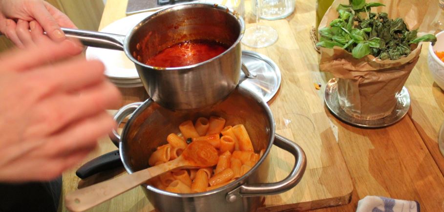 Ingredienti freschi e materie prime di qualità. Ma a Fornelli a Spillo si impara anche a riconoscere anche l'equipment giusto per cucinare.