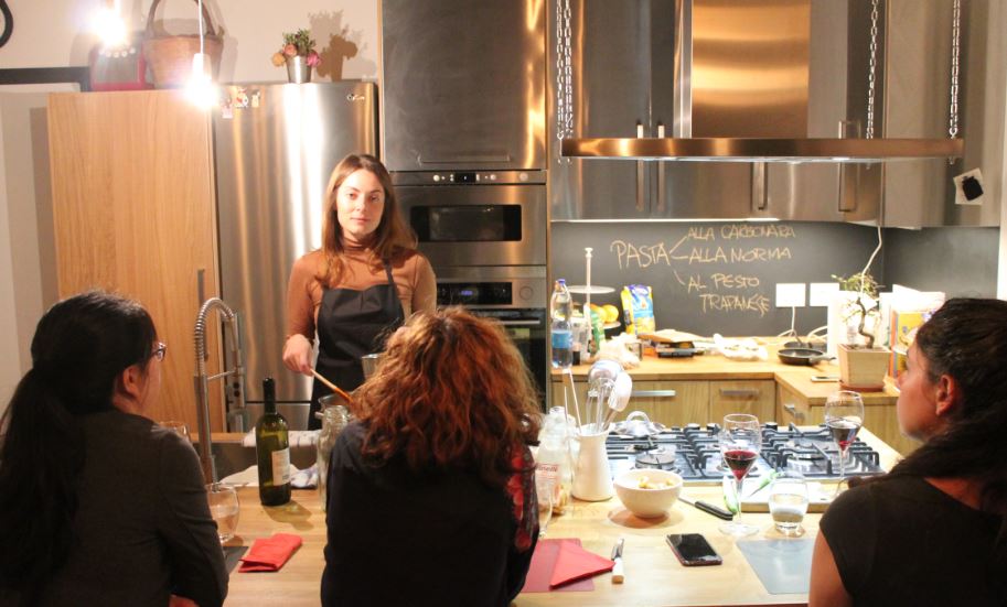 Anna Buffa organizza corsi di cucina per aggregare, conoscere e divertirsi imparando a cucinare.