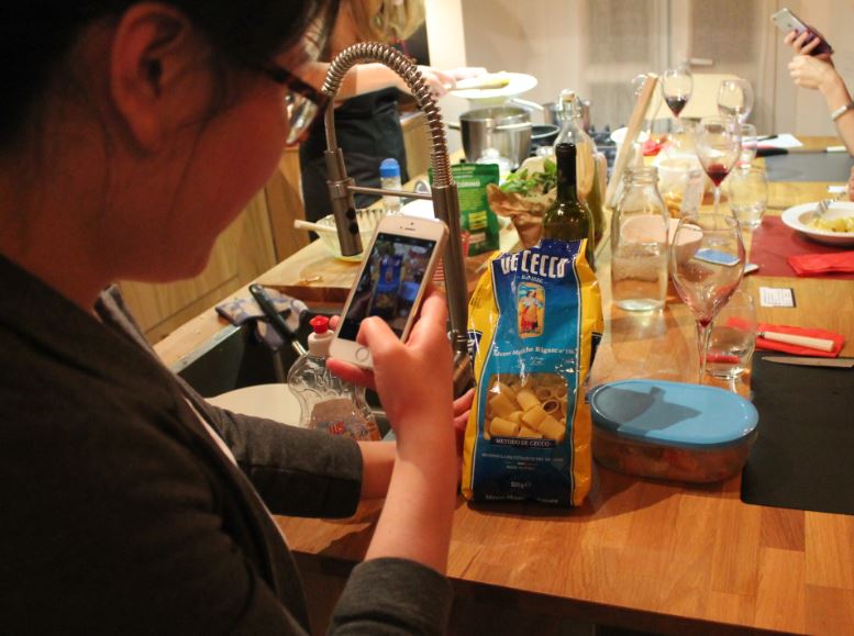 Le corsiste scattano foto agli ingredienti. Così si ricordano formati, misure e marche.