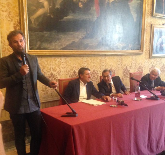 Il momento in cui Carlo Cracco ha rivelato al Comune di Milano il menù per la cena di gala del 13 settembre (foto: The Way Magazine)