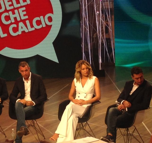 Luca e Paolo con al centro Mia Ceran alla presentazione stampa di Quelli Che Il Calcio alla Rai di Milano (foto: The Way Magazine).