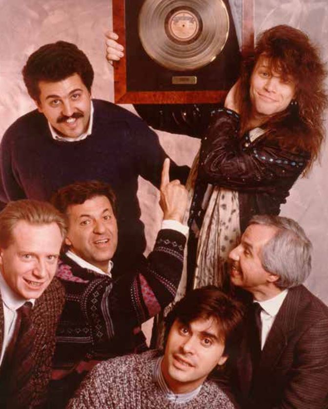 Claudio Trotta con i Bon Jovi all'epoca del primo tour italiano con il disco d'oro dalla Polygram.