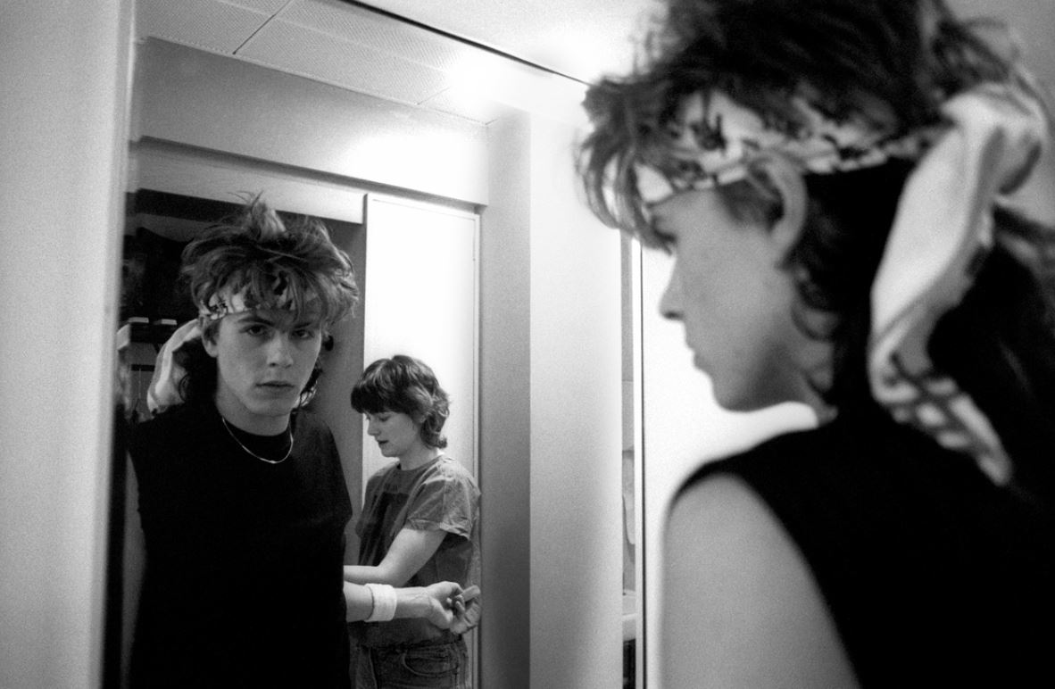 John Taylor allo specchio nel backstage di un concerto. Justin Thomas ci rivela che ha seguito la band nel periodo "caldo" tra il 1981 e 1983. 