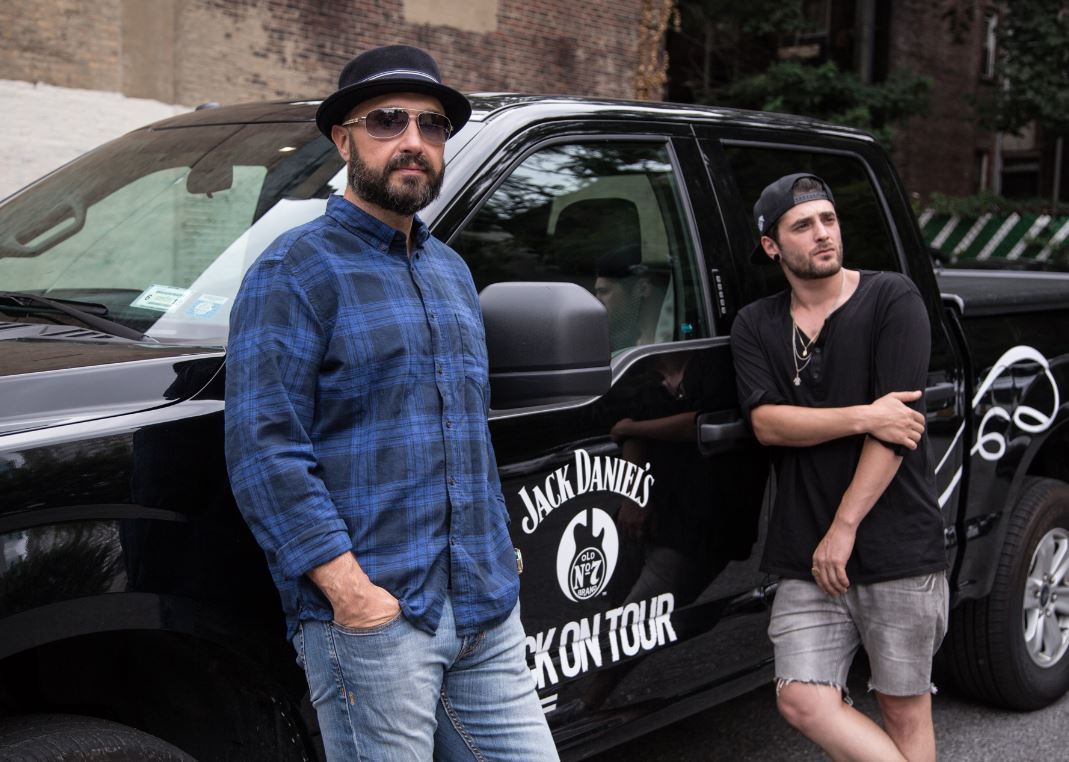 Joe Bastianiche Giò Sada on tour per Jack Daniel's in America: musica e lifestyle in tv.