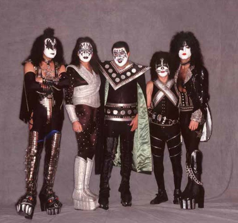 Vestito come i Kiss: Claudio Trotta ha il vero spirito da rocker. Ha riportato la band sul palco riunita nel 2015.