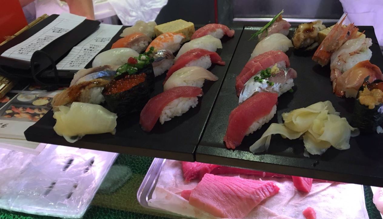 Anche i tenori provano il vero sushi. Qui a Fukuoka.