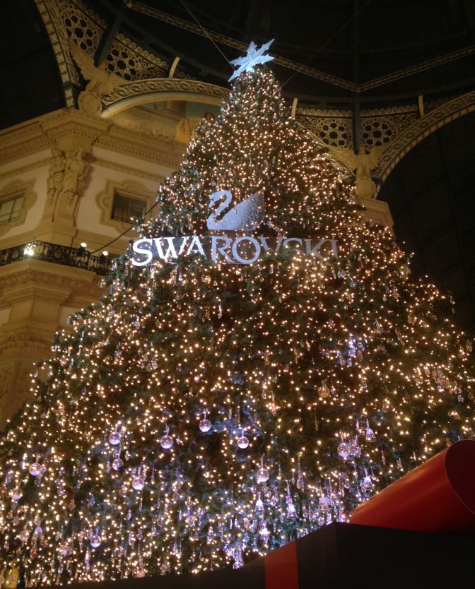 L'albero già installato per il Natale 2017 di Swarovski nella Galleria affianco al Duomo di Milano.