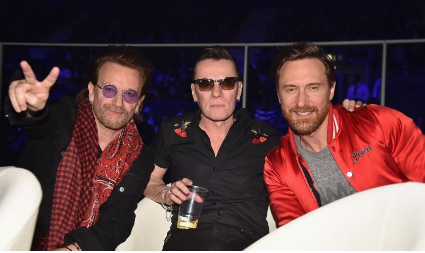 David Guetta e U2 agli EMA 2017.