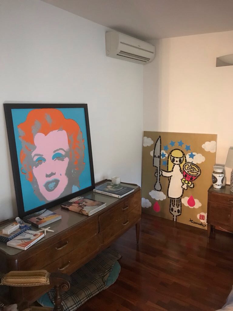 La Marilyn di Warhol e un quadro di Tomoko Nagao, a casa di Damiano Gallo (courtesy Deodato Arte).
