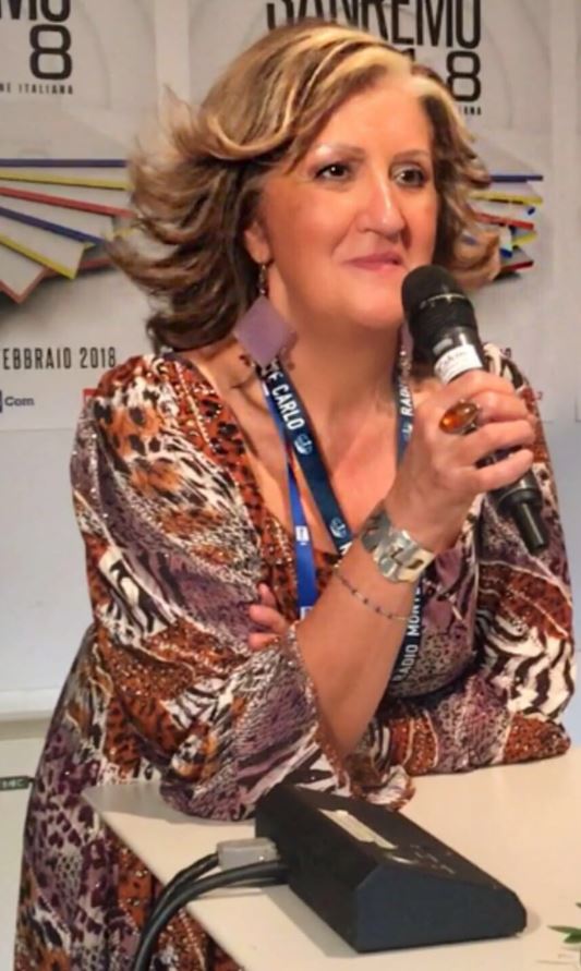 Cinzia Alibrandi di The Way Magazine alla sala stampa di Sanremo 2018.