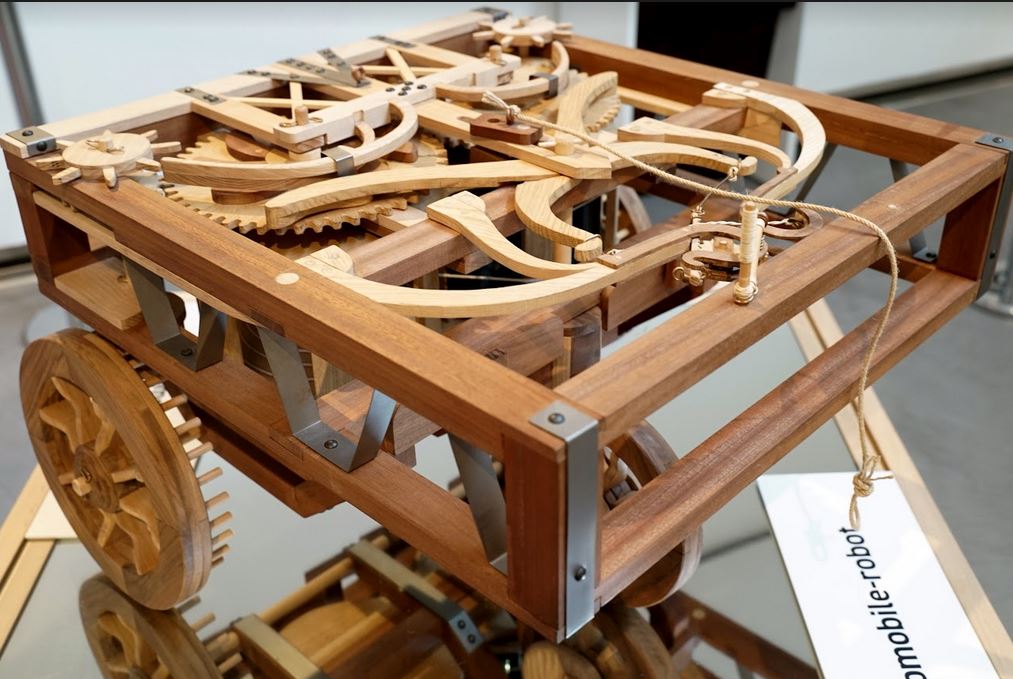 La mostra Il mondo di Leonardo. Codici interattivi, macchine, disegni apre al pubblico il 28 giugno a Pordenone. A ospitarla è PAFF! Palazzo Arti Fumetto Friuli, l’innovativo museo di Pordenone che punta sulle esposizioni interattive e coinvolgenti dedicate a un pubblico diversificato, in collaborazione con Leonardo3 Museum. Si tratta di una mostra che, a fianco di ricostruzioni inedite e a dimensioni reali delle macchine e ai disegni di Leonardo, propone il repertorio completo di opere in digitale, attraverso un percorso interattivo che permette di sfogliare virtualmente in versione integrale il codice Atlantico, la più ampia raccolta di scritti e disegni di Leonardo e di svelare i meccanismi delle complesse invenzioni del maestro.
