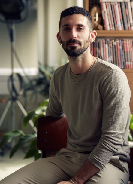 Marco Gradara, 35 anni, una passione per i videclip da quando era adolescente. Oltre ad affermarsi nel circuito fashion e indie musicale, Marco dice di "girare" per piacere, non ne fa a meno nemmeno nel tempo libero.
