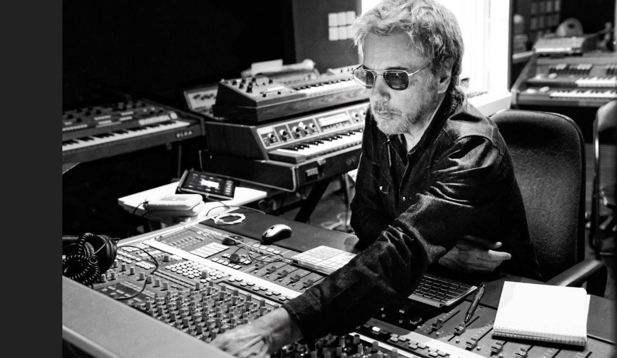Nominato ambasciatore dell'UNESCO nel 1993, JEAN-MICHEL JARRE è coinvolto in molti progetti riguardanti la tolleranza e il pluralismo culturale, oltre che la difesa della natura e dell'ambiente. Per il progetto “Amazônia”, ha collaborato attivamente con il team scientifico del Museo Etnografico di Ginevra (MEG) per ricreare il più fedelmente possibile l'identità sonora della foresta e delle persone che la abitano.